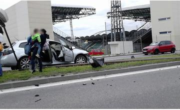 Na Ľavobrežnej narazilo auto do stĺpu osvetlenia 01.05.2016