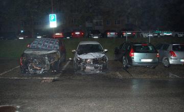 Policajti zadržali podpaľačov, ktorí zničili autá na Hájiku a v Rajci