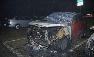 Policajti zadržali podpaľačov, ktorí zničili autá na Hájiku a v Rajci