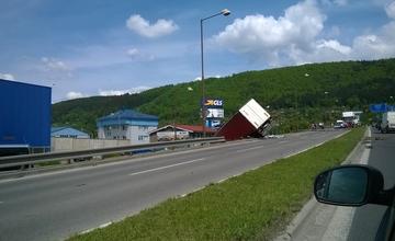 Aktuálne: Pri hypertescu spadol kamión z mosta