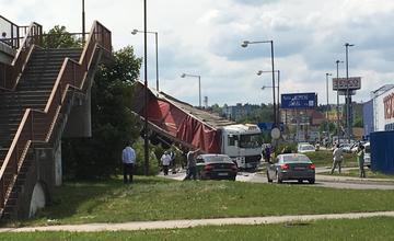 Aktuálne: Pri hypertescu spadol kamión z mosta