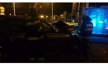 Auto narazilo do stĺpa na ulici Vysokoškolákov