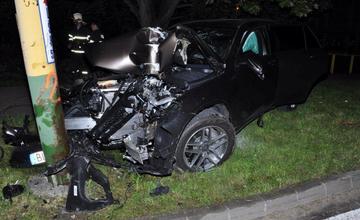 Auto narazilo do stĺpa na ulici Vysokoškolákov