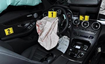 Auto narazilo do stĺpa na ulici Vysokoškolákov