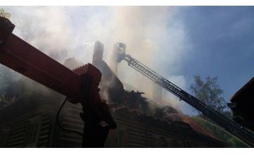 Hasiči likvidujú požiar budovy v Oščadnici, ktorá patrila polícii