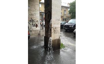 Odkvapové potrubia nestíhajú odvádzať dažďovú vodu - 13.6.2016