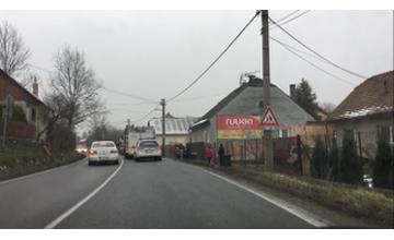V Bytčici narazilo auto do stĺpa, rátajte so zdržaním