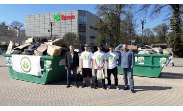 Kontajnery s odpadom na Hlinkovom námestí v Žiline