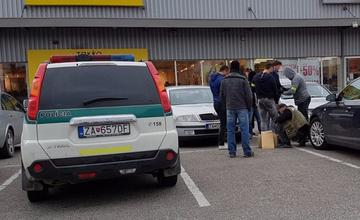 Policajný zásah pri hypermarkete Tesco - 12.4.2017