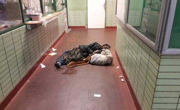 Neprispôsobiví občania na železničnej stanici v Žiline