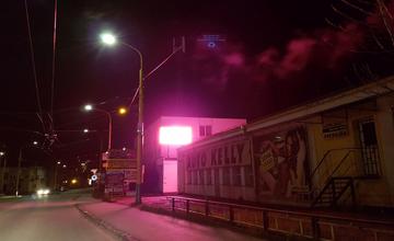 Prekážajúca svetelná reklama v mestskej časti Závodie