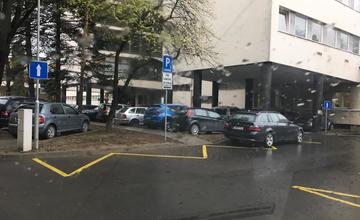 Nezodpovedné parkovanie v žilinskej nemocnici