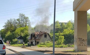 Požiar opusteného domu - 19.5.2017 Rosinská cesta