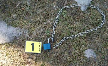 Dvaja mladíci zo Žiliny vykrádali autá, dvory a objekty, polícia ich dolapila