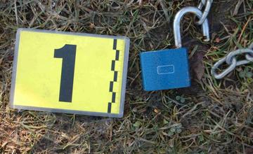 Dvaja mladíci zo Žiliny vykrádali autá, dvory a objekty, polícia ich dolapila