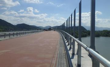 NDS zverejnila aktuálne fotky zo stavby diaľnice D3 v Žiline, práce postupne finišujú