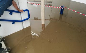 Predčasne otvorený železničný podchod v Hornom Hričove zaplavila voda