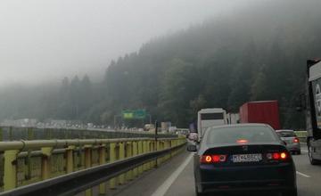 Kolóny na zjazde z diaľnice D3 v Strážove - 28.9.2017