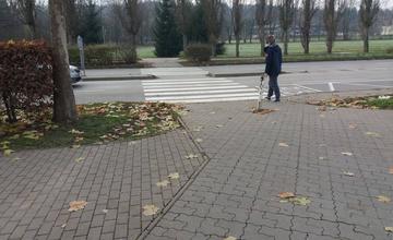 Jazda vozidiel taxi služby po chodníkoch pri poliklinike ŽILPO