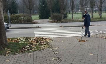 Jazda vozidiel taxi služby po chodníkoch pri poliklinike ŽILPO