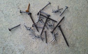 V Závodí a Bánovej rozhadzuje obyvateľ po ceste klince a skrutky