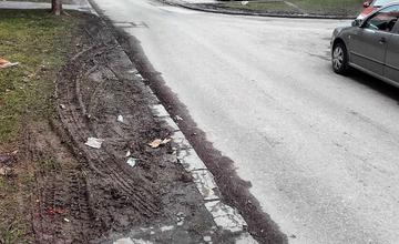 Mestská polícia upozorňuje vodičov, aby nejazdili po trávnatých plochách