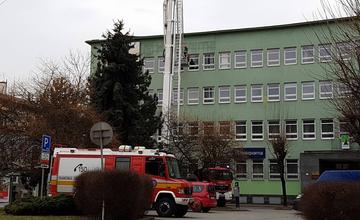 Zásah hasičov pri strhnutej streche budovy Lesník na Štefánikovom námesti v Žiline