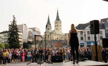 FOTO: Piatykrát vyšli Žilinčania do ulíc Za slušné Slovensko v predvečer plánovanej svadby 