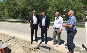 Na ceste II/583 upravujú odvodňovací systém a osvetlenie priechodu, obec vybuduje nový chodník