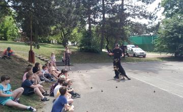 Žilinskí policajti so špeciálne vycvičenými psami navštívili deti počas školy v prírode