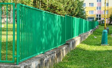 Nový plot pri základnej škole na ulici Limbová, sídlisko Solinky
