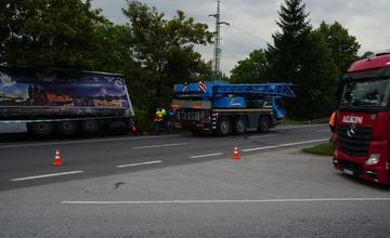 FOTO: Práve prebieha vyťahovanie kamióna z priekopy na Šibeniciach