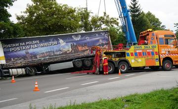 FOTO: Práve prebieha vyťahovanie kamióna z priekopy na Šibeniciach