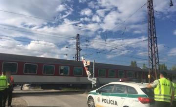 Kamión prerazil závory na železničnom priecestí v meste Turany 