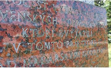 Gramatické chyby na pamätnej tabuli v mestskej časti Budatín