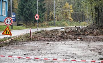 FOTO: Práce na výstavbe chodníka a cyklochodníka medzi sídliskami Solinky a Vlčince