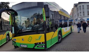FOTO: Na Námestí Andreja Hlinku boli slávnostne odovzdané dva nové elektrobusy