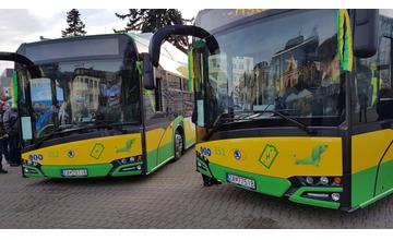 FOTO: Na Námestí Andreja Hlinku boli slávnostne odovzdané dva nové elektrobusy