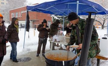 FOTO: Na novoročnom matiné v Dobšinského sade vydali 150 porcií boršču, jedlo bolo vegánske