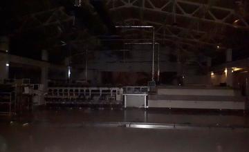 FOTO: V obci Oravská Lesná sa zrútila strecha výrobného závodu