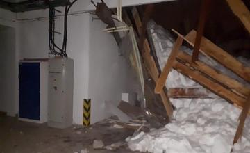 FOTO: V obci Oravská Lesná sa zrútila strecha výrobného závodu
