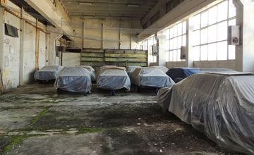 V opustenej hale v Bulharsku objavili nikdy nejazdené 25 ročné BMW