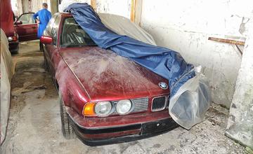 V opustenej hale v Bulharsku objavili nikdy nejazdené 25 ročné BMW