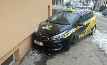 Nebezpečný vodič búral do áut v Žiline