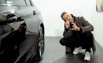 Herec Tomáš Maštalír si prevzal nové BMW v Žiline