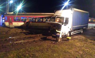 Zrážka osobného vlaku s nákladným autom v Čadci 15.3.2019