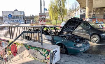 FOTO: Pod Rondlom zhorelo v noci osobné auto, prípadom sa už zaoberá polícia v Žiline