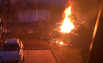 FOTO: Neznámy páchateľ podpálil kontajner s nadrozmerným odpadom v Závodí