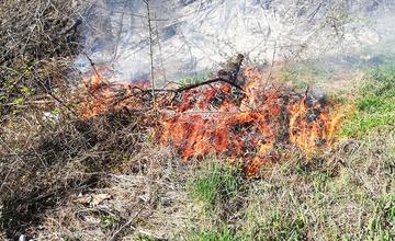 Požiar trávy a kríkov pri Rosinskej ceste 15.4.2019