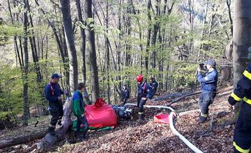 Lesný požiar nad kempom Slnečné skaly 20.4.2019
